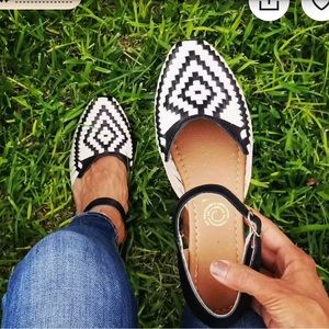 WHITE BLACK SANDAL VINTAGE HIPPIE MEXICAN STYLE HUARACHES MEXICAN - size 9